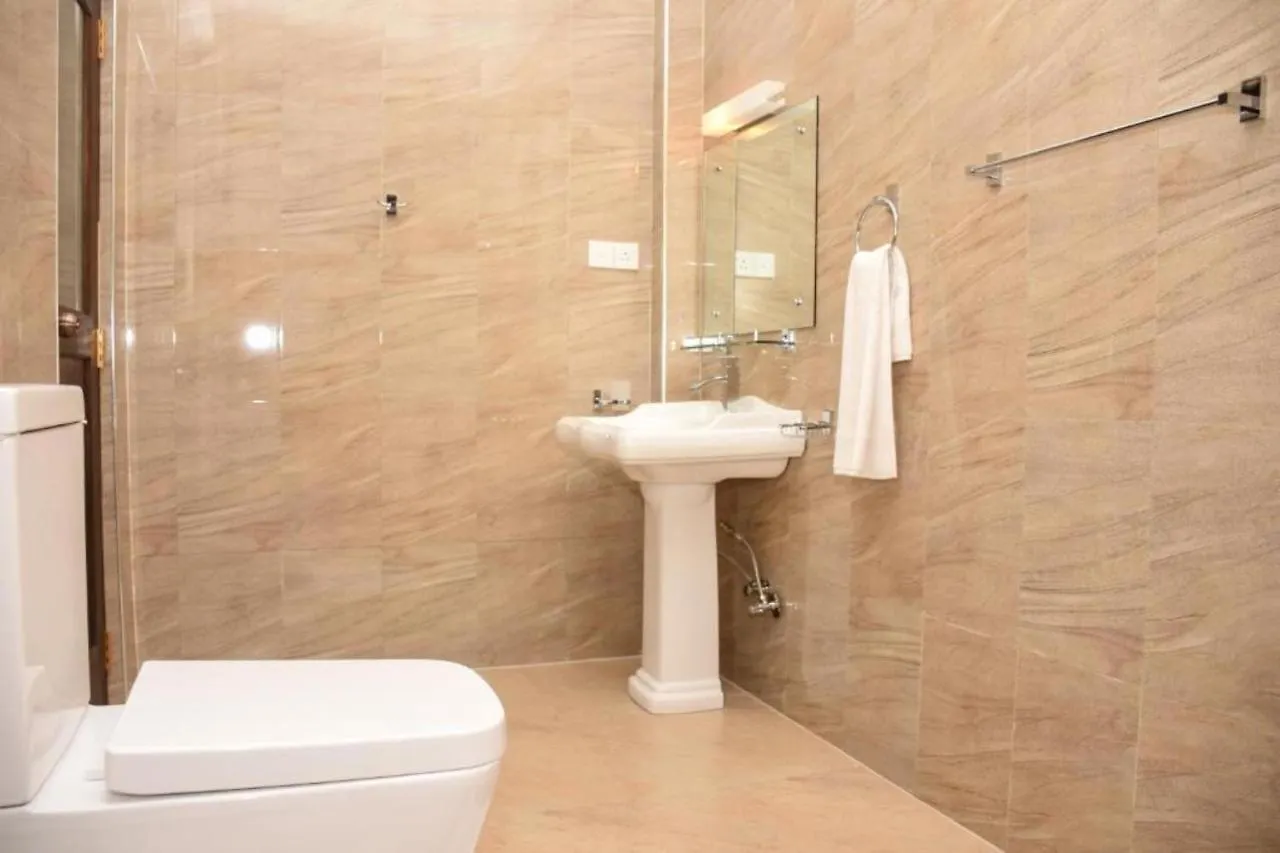 New Ocean Glory Hotel 尼甘布 3*,